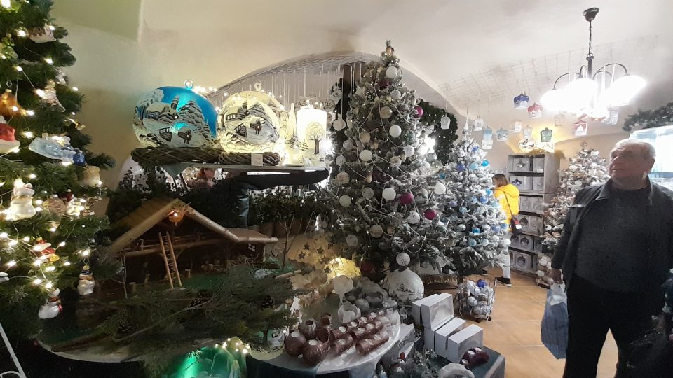 Kouzlo Vánoc. Dílna a prodejna vánočních ozdob v Krupce.