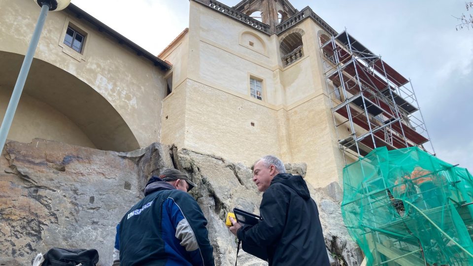 Skalní masiv pod glorietem zámku v Děčíně zřejmě ukrývá tajnou chodbu