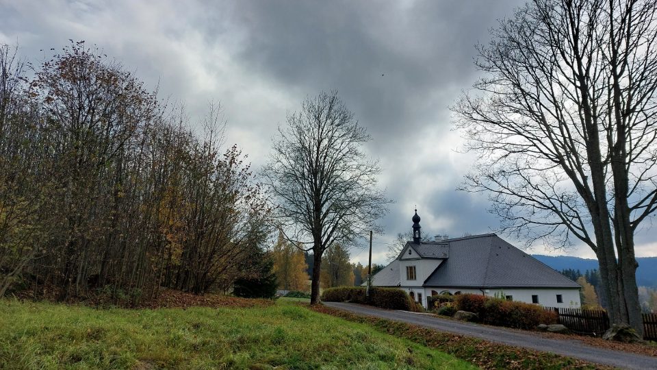 Sklářská huť stávala hned naproti obytnému domu. Dnes je tam křoví