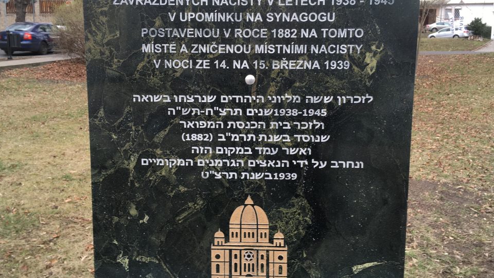 Synagogu vypálenou v noci ze 14. na 15. března 1939, a také holokaust, připomíná v Teplicích skromný památník