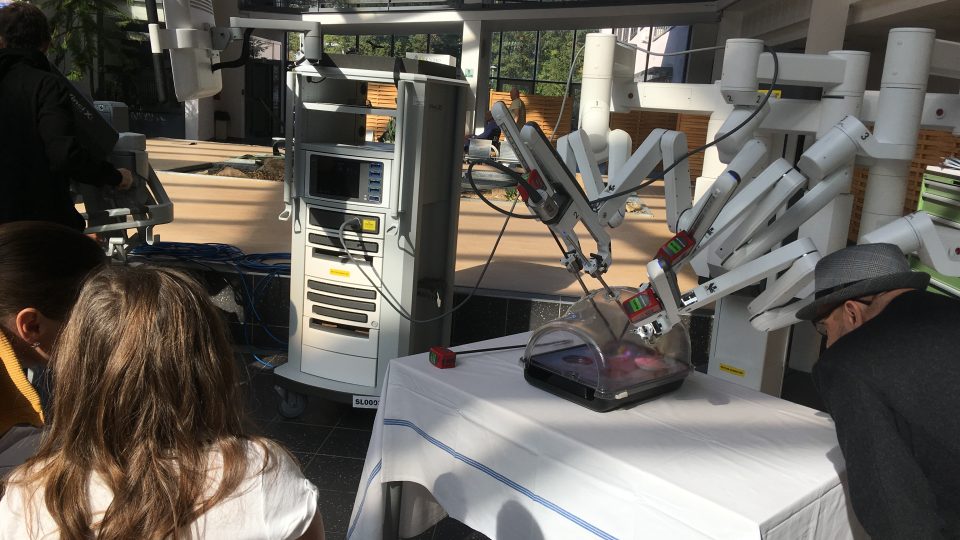 Lidé si v ústecké nemocnici zkouší operaci s pomocí robota