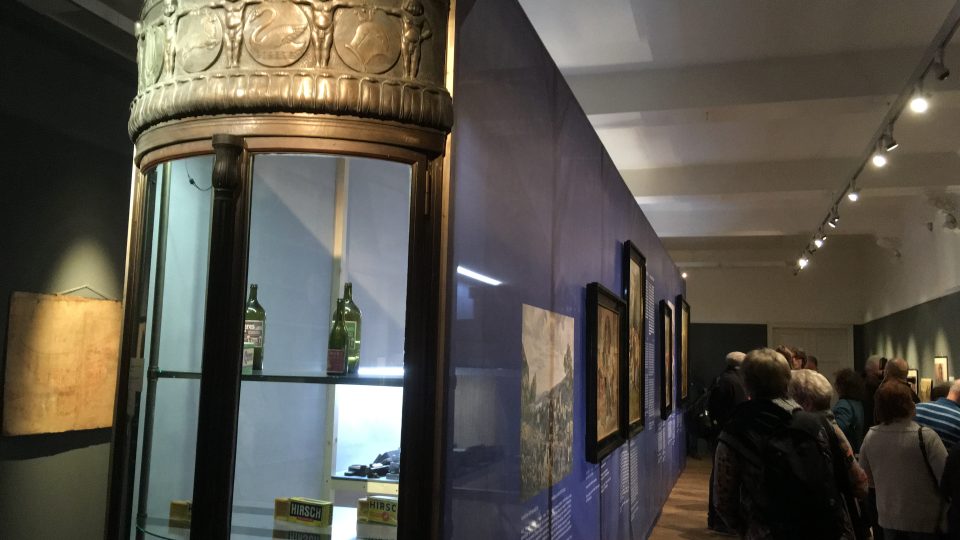 Polokruhové skříně zachránili muzejníci z opuštěné správní budovy Setuzy. Stejně jako v minulosti, i dnes slouží k ukázce výrobků