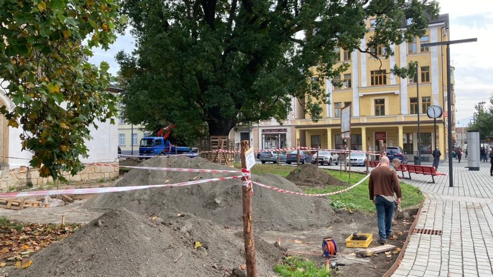 Římskokatolická farnost začala na vlastní pěst s obnovou parku na Husově náměstí v Děčíně