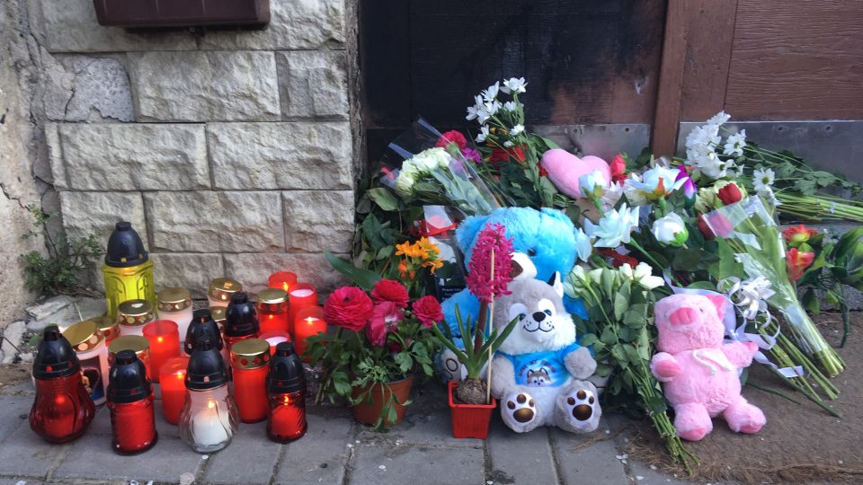 V Lounech se sešli lidé uctít památku místního tříletého chlapce