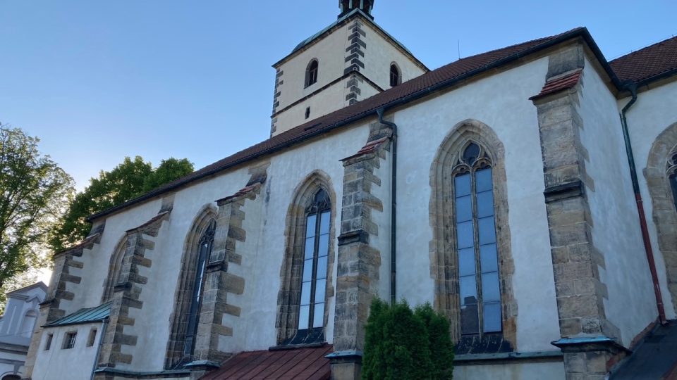 Věž kostela Narození Panny Marie v Benešově nad Ploučnicí by mohla sloužit jako unikátní vyhlídka