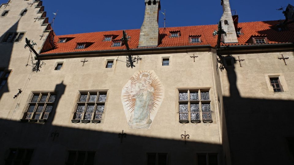 Nástěnná malba na nádvoří hradu | foto: Aleš Spurný, Český rozhlas Nástěnná malba na nádvoří hradu