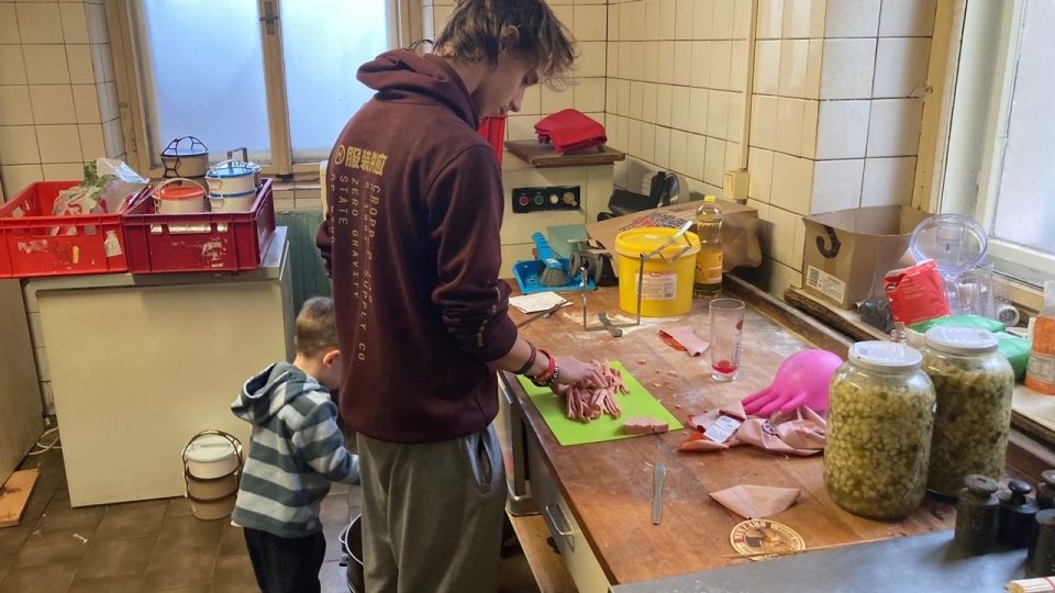 Ani pandemie koronaviru nezabránila dobrodincům z České Kamenice uspořádat potřebným vánoční večeři