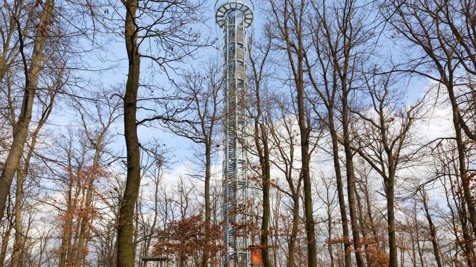 Rozhledna Holedná je vysoká 35 metrů a nabízí výhled na Brněnskou přehradu, i velkou část Brna