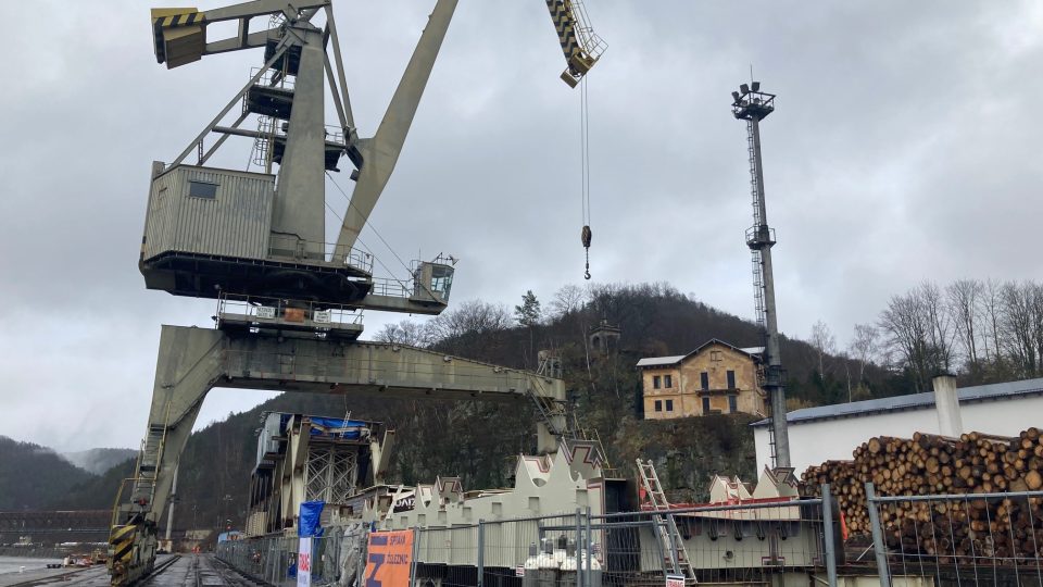 V nákladním přístavišti v Děčíně svařují řemeslníci ocelovou konstrukci nového železničního mostu