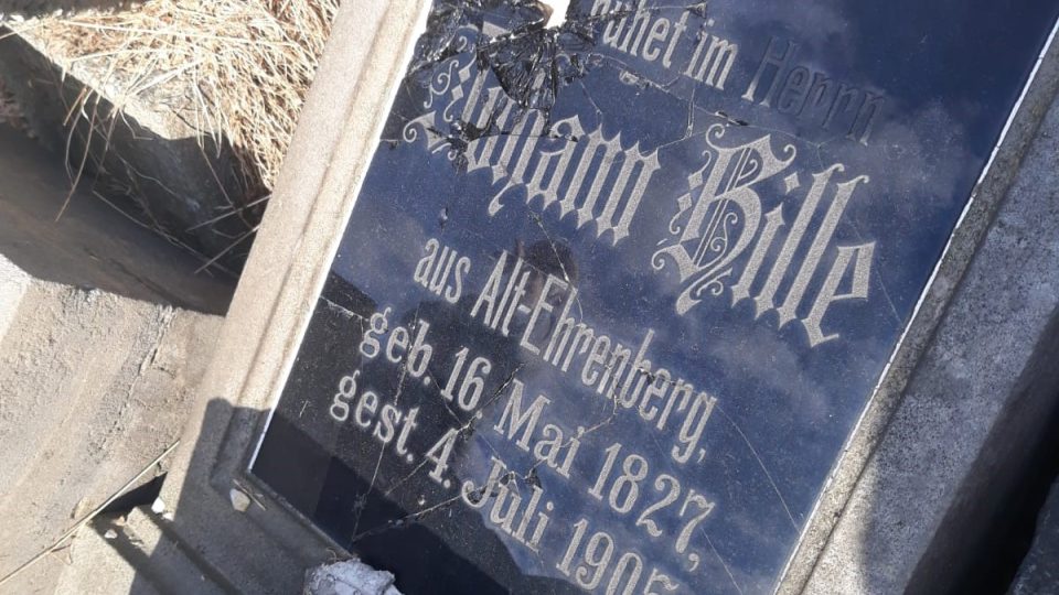 Staré německé náhrobky ve Starých Křečanech skončily v rohu hřbitova