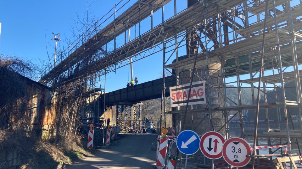 Stavební firma velkým jeřábem sundává části vysloužilého železničního mostu na cestě do Dolního Žlebu