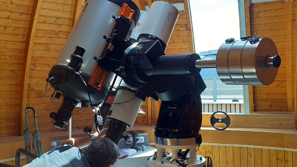 Zdejší dalekohled vybavený speciálními filtry umožňuje si prohlédnout Slunce
