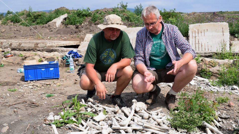 Antropolog Jacek Szczurowski a archeolog Paweł Konczewski u jednoho z odkrytých ossárií, kam se kdysi shromážďovaly ostatky ze starších zrušených hrobů