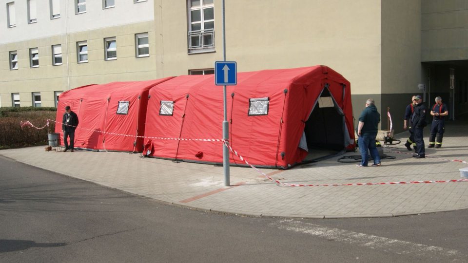 U Masarykovy nemocnice v Ústí nad Labem vyrůstá stanoviště na testování na koronavirus