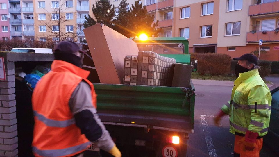 Těsně před obnovením odvozu nepořádku od popelnic se v Roudnici nad Labem opět začaly tvořit černé skládky