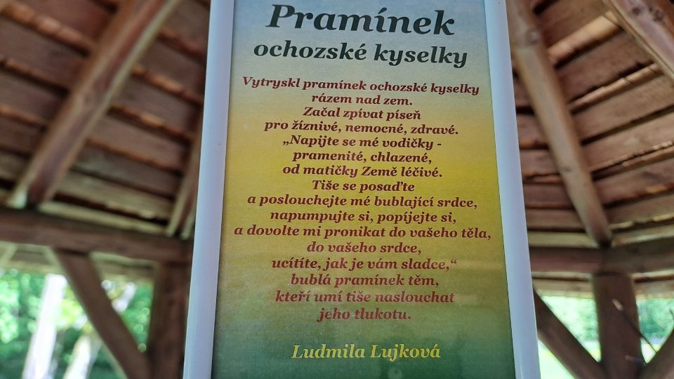 V altánku si můžete přečíst poetický text o prameni kyselky od Ludmily Lujkové | foto: Dita Vojnarová, Český rozhlas V altánku si můžete přečíst poetický text o prameni kyselky od Ludmily Lujkové