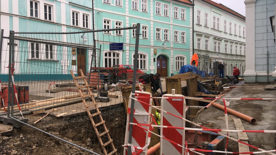 V Lázeňské uličce už práce začaly. Také zde budou místo asfaltu dlažební kostky