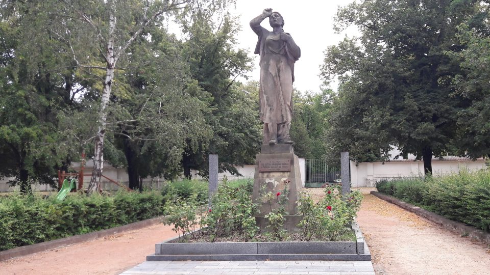 Celkový pohled na památník obětem německého fašismu v Českém Malíně