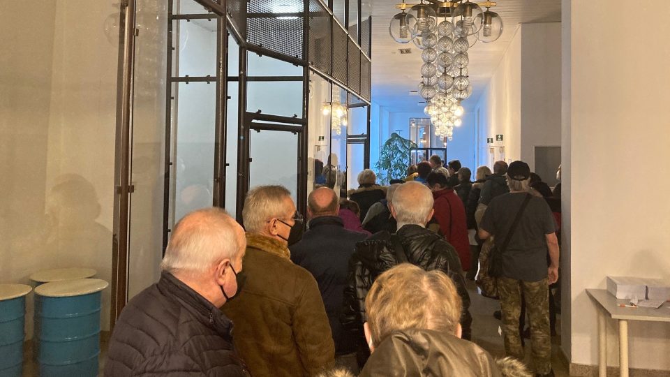 Očkovací centrum v Děčíně se kvůli velkému zájmu o vakcínu přesunulo do prostor budovy ČVUT