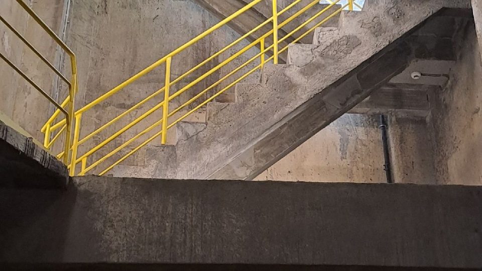 Toto schodiště do sklepního prostoru Futurea se občas promění v místo pro konání kulturních akcí