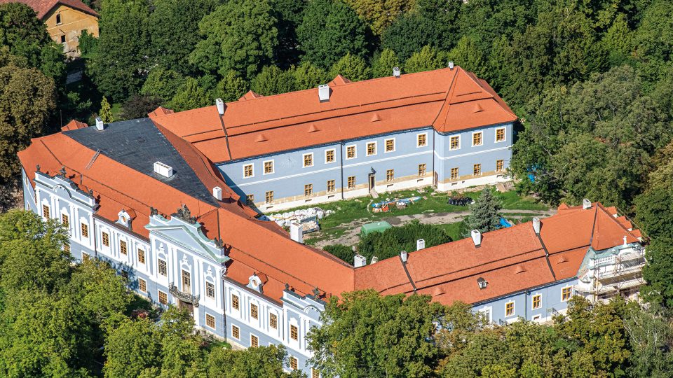 Dochovaná podoba zámku Peruc je výsledkem rokokové přestavby z let 1760–1770, jejímiž iniciátory byli členové rodu Ledeburů. Předchůdcem zámku bývala tvrz.
