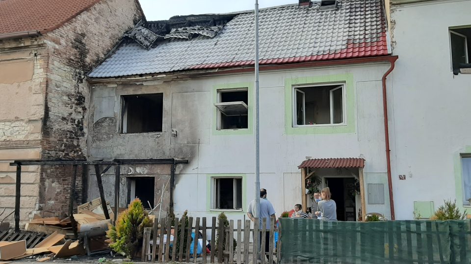 Vyhořelý dům v obci Veltěže