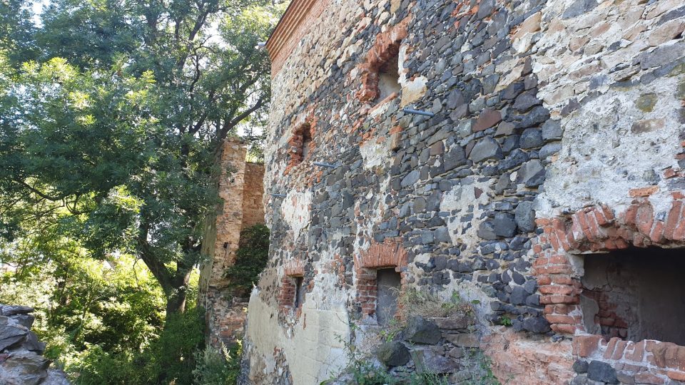 Nadšenci ze spolku Via Levamente opravují bývalý zámek v Pětipsech
