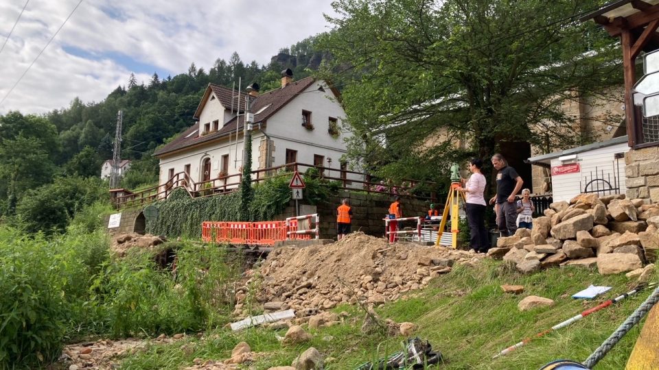 V Dolním Žlebu poškodila blesková povodeň most a omezila provoz na mezinárodní železniční trati