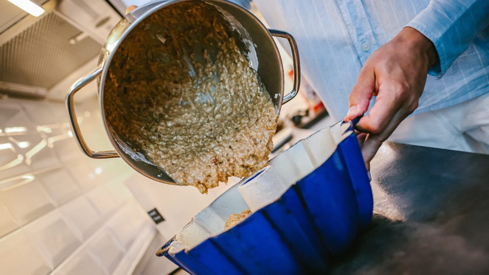 Těsto nalijeme do vymazané a vysypané formy