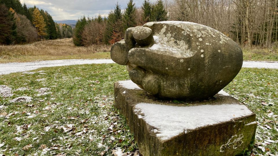 Táhlou asfaltovou cyklostezkou se dostanete k soše s názvem Letecké srdce