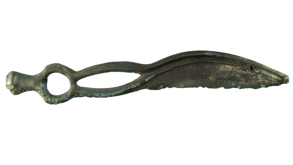 Ojedinělý nález nože s rámovou rukojetí z pravěkého hradiště Hradišťany