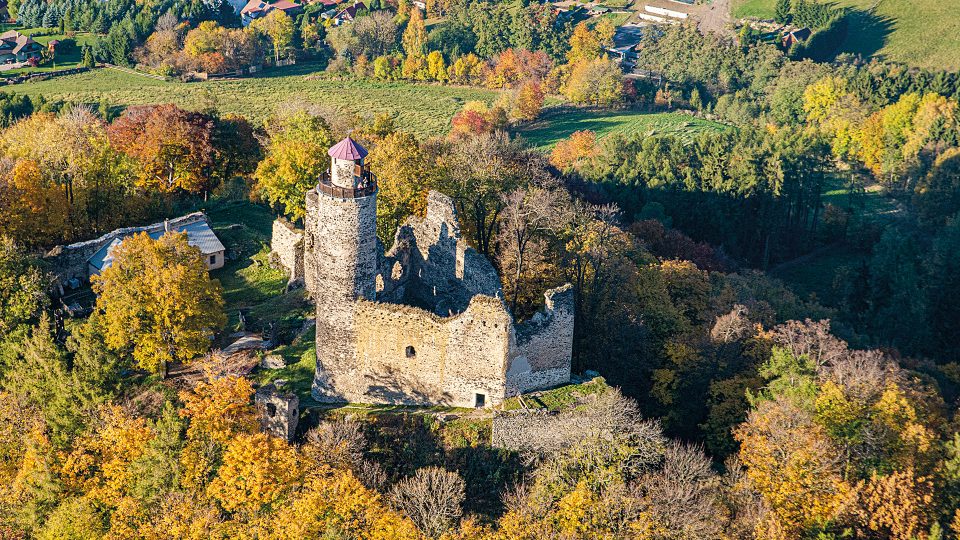 Kostomlaty jsou zřícenina šlechtického hradu z první poloviny 14. století na kopci Kostomlaty, čnící  nad obcí Kostomlaty pod Milešovkou. Jedná se o hrad bergfritového typu s dvoudílnou dispozicí. Opuštěný je od konce 16. století