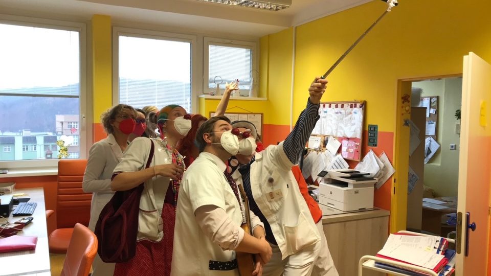 Zdravotní klauni oslavili 20 let svého působení v děčínské nemocnici