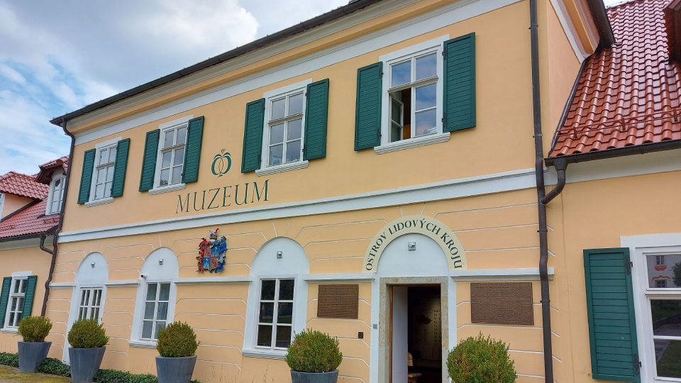 Muzeum lidových krojů v Ostrově | foto: Markéta Vejvodová, Český rozhlas Muzeum lidových krojů v Ostrově
