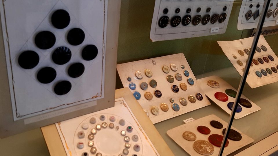 Staré skleněné knoflíky ze severu Čech jsou dnes na aukcích velmi vyhledávaným a drahým artiklem | foto: Markéta Ševčíková, Český rozhlas Staré skleněné knoflíky ze severu Čech jsou dnes na aukcích velmi vyhledávaným a drahým artiklem