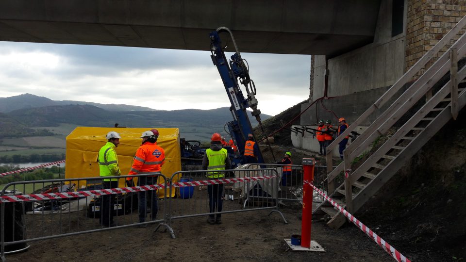 Dělníci začínají pod dálniční mosty na D8 nad Prackovicemi pumpovat pod vysokým tlakem beton