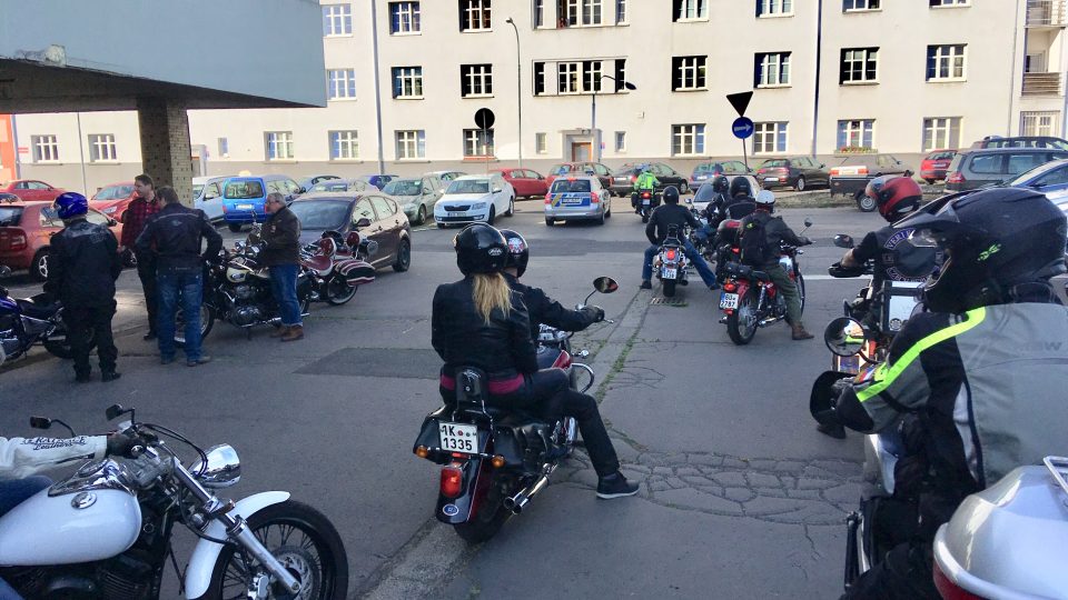 Desítky policistů v civilu se na motorkách účastní charitativní motojízdy
