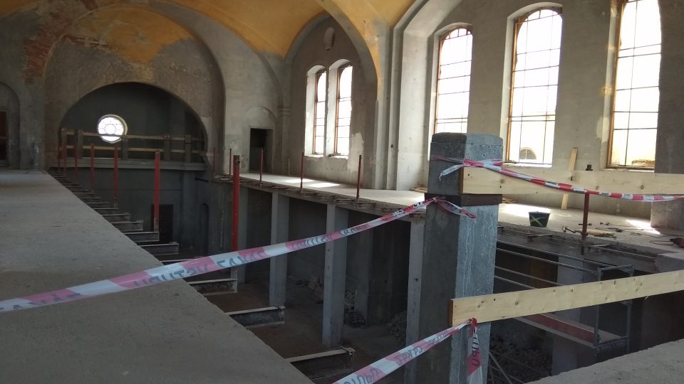 Oprava žatecké synagogy začala bouráním betonových ochozů