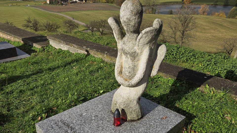 Náhrobek sochařů Věry a Vladimíra Janouškových na hřbitově na Byšičkách