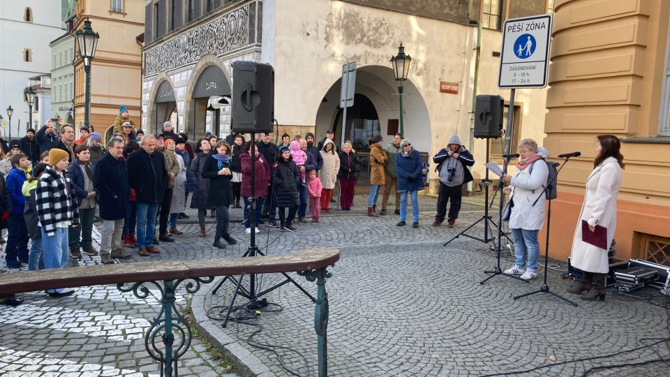 V Litoměřicích si lidé připomínají události 17. listopadu u busty Václava Havla