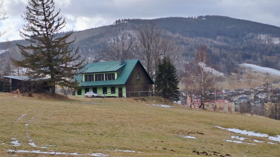 První z houpaček stojí v místní části Mnichov, na kopci nad střelnicí | foto: Romana Kubicová, Český rozhlas První z houpaček stojí v místní části Mnichov, na kopci nad střelnicí