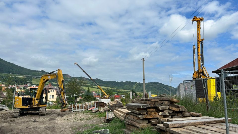 V Libochovanech na Litoměřicku začalo odstraňování dubnového sesuvu půdy