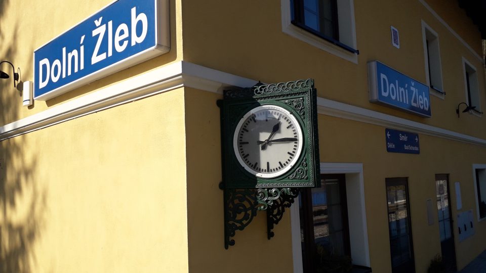 Nosové hodiny z poloviny 19. století na nádraží v Dolním Žlebu jsou zřejmě jediné svého druhu v Česku