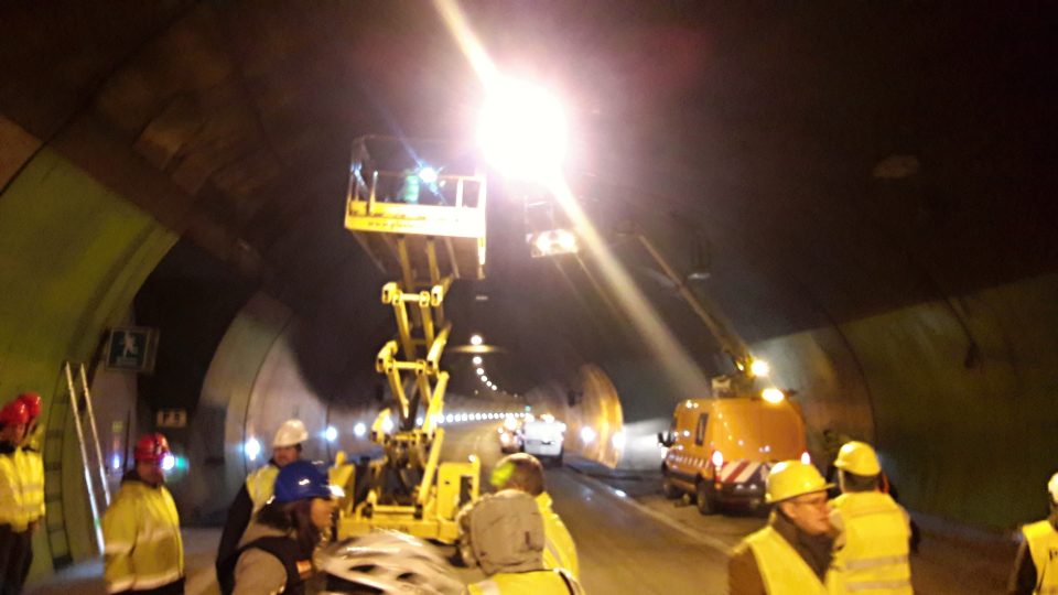 Tunel Panenská na dálnici D8 by měl být po požáru kamionu opět plně průjezdný v pátek v noci