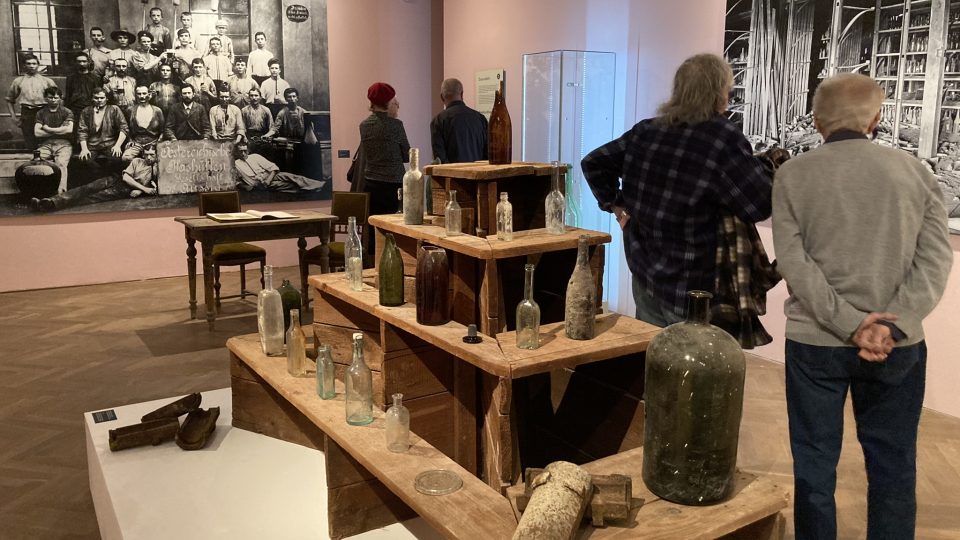 Výstava s názvem Flaška představuje historii ústecké sklárny i řadu jejích výrobků