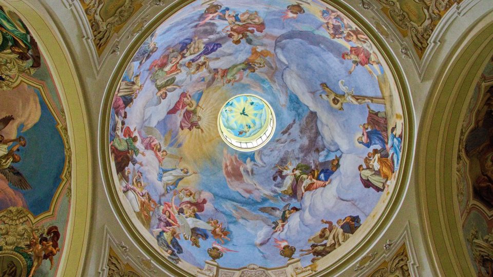 Výmalba lucerny chrámu