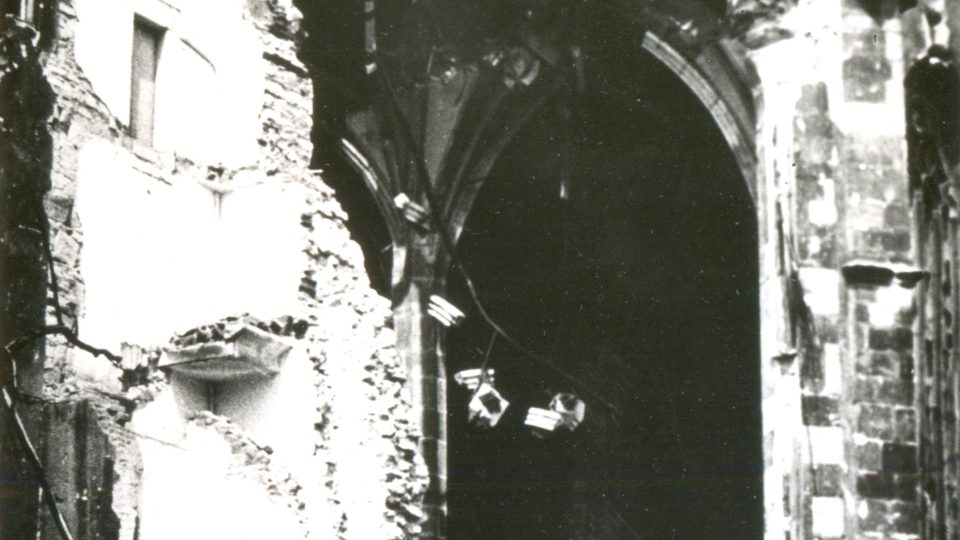 Spojenecké bombardování v roce 1945 kostel poškodilo a od té doby má věž vychýlenou zhruba o 2 metry