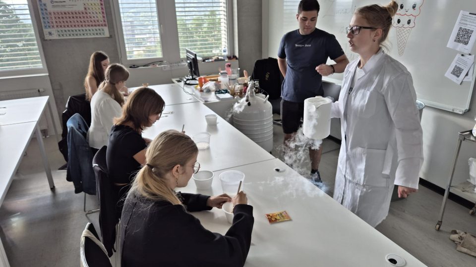 Středoškoláci si mohli na ústecké univerzitě vyzkoušet nejrůznější pokusy