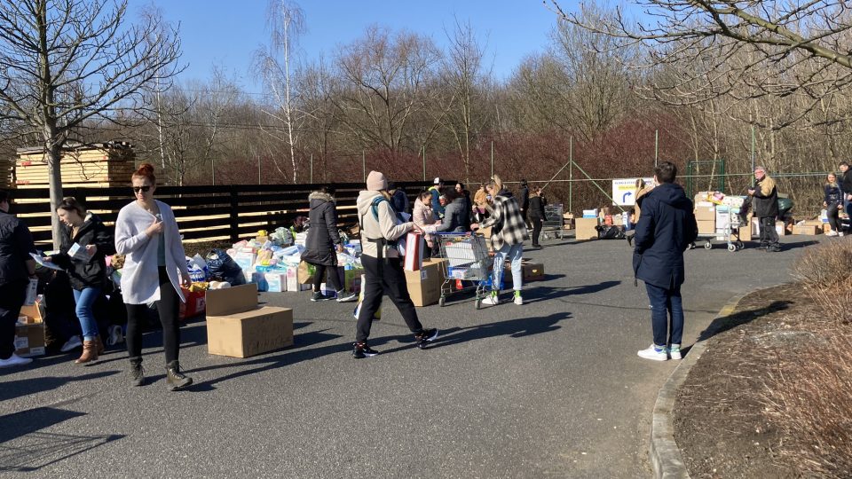 Z Ústí nad Labem vyrazil 1. března konvoj desítek dodávek s materiální pomocí uprchlíkům z Ukrajiny