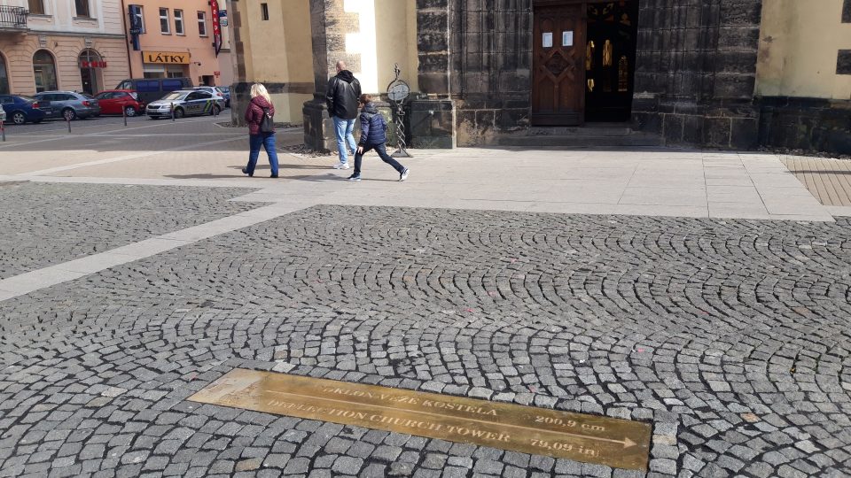 Na šikmou věž kostela v Ústí nad Labem upozorňuje nová šipka